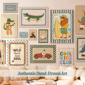 Puede incluir: Una colección de impresiones artísticas enmarcadas con ilustraciones de animales caprichosas. La obra de arte incluye una jirafa, un caimán, un león, un canguro y un koala, cada uno involucrado en actividades lúdicas. Las impresiones tienen una estética vintage, con el texto "LONG LIVE Boyhood", "WILD heart kind SOUL" y "COOL KIDS CLUB".
