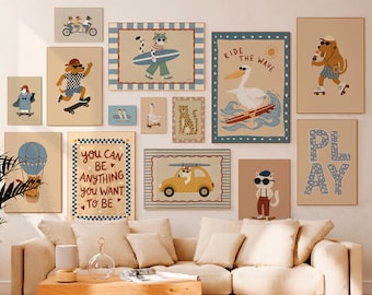 Puede incluir: Una colección de láminas de arte rectangulares en una pared con ilustraciones de animales, incluyendo un pelícano surfeando con el texto RIDE THE WAVE, un gato conduciendo un coche, un perro en monopatín y un póster con el texto YOU CAN BE ANYTHING YOU WANT TO BE.