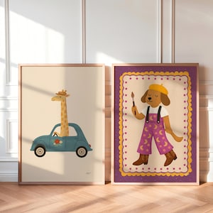 Op de afbeelding: Twee ingelijste kunstdrukken. E&eacute;n toont een giraffe die in een blauwe auto rijdt met bloemendetails. De andere toont een hondenkunstenaar met een gele baret en paarse overall met maandetails, die een penseel vasthoudt.