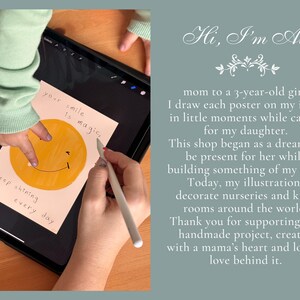 K&ouml;nnte beinhalten: Eine Hand zeichnet ein l&auml;chelndes Gesicht auf ein digitales Tablet. Der Bildschirm des Tablets zeigt eine digitale Illustration eines l&auml;chelnden Gesichts mit dem Text "your smile is magic, Keep shining every day".