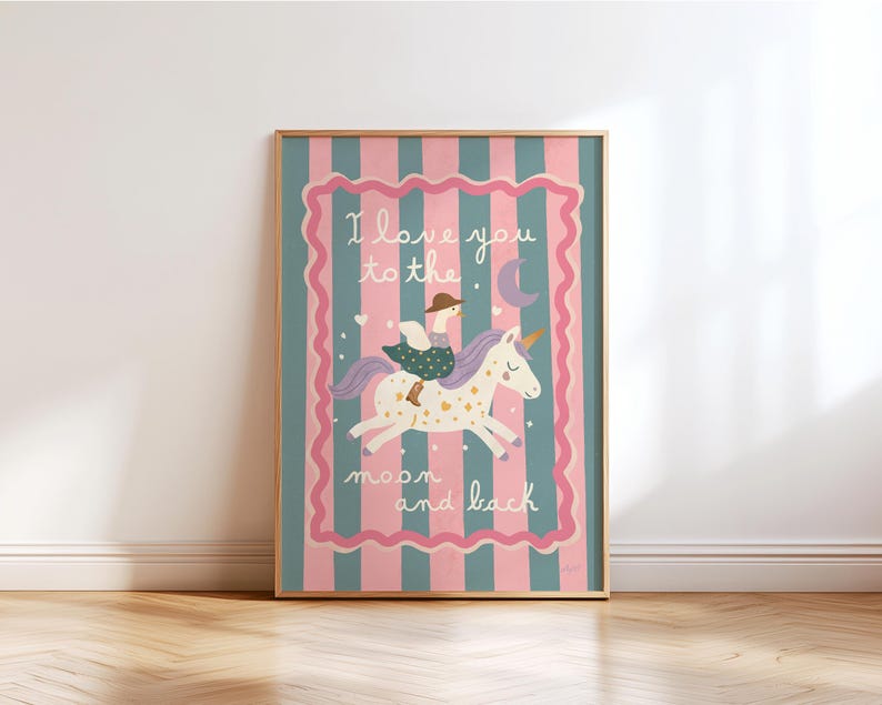 Puede incluir: Un estampado artístico enmarcado con una ilustración caprichosa. La obra representa a una persona montando un unicornio con el texto "I love you to the moon and back". El fondo tiene rayas rosas y turquesas.
