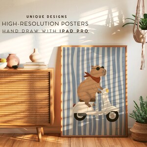 Pode incluir: Um poster emoldurado com uma capivara numa scooter branca, usando &oacute;culos de sol e uma bandana vermelha, contra um fundo listrado azul e branco. O poster inclui o texto "UNIQUE DESIGNS", "HIGH-RESOLUTION POSTERS", e "HAND DRAW WITH IPAD PRO".