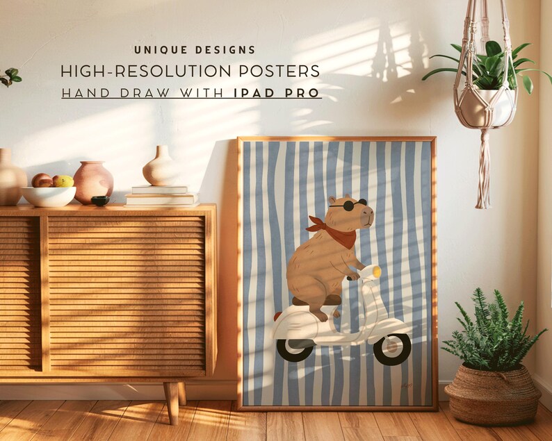 Pode incluir: Um poster emoldurado com uma capivara numa scooter branca, usando &oacute;culos de sol e uma bandana vermelha, contra um fundo listrado azul e branco. O poster inclui o texto "UNIQUE DESIGNS", "HIGH-RESOLUTION POSTERS", e "HAND DRAW WITH IPAD PRO".