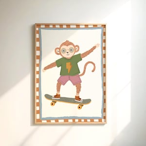Puede incluir: Una impresión enmarcada con un mono de dibujos animados montando en monopatín. El mono lleva una camiseta verde con un rayo amarillo, pantalones cortos rosas y zapatos naranjas. La obra de arte tiene un borde azul claro y un marco a cuadros marrón y blanco.