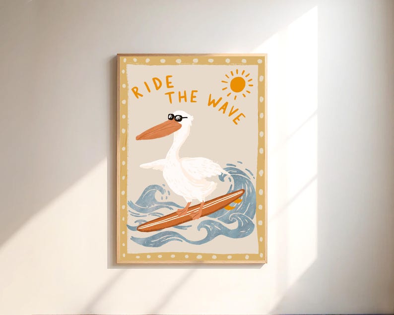 Puede incluir: Un pelícano blanco con gafas de sol está montando una tabla de surf en una ola azul. El fondo es beige con un sol amarillo y el texto "RIDE THE WAVE".