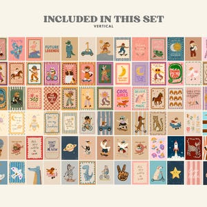 Op de afbeelding: Een verzameling kleurrijke, ge&iuml;llustreerde kunstprints. De prints tonen verschillende grillige personages en objecten, waaronder dieren, voertuigen en inspirerende zinnen. De tekst "INCLUDED IN THIS SET" en "VERTICAL" is zichtbaar.