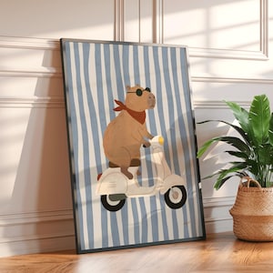 Pode incluir: Impress&atilde;o art&iacute;stica emoldurada com um capivara de desenho animado em uma scooter branca. O capivara usa &oacute;culos de sol e uma bandana vermelha em um fundo listrado azul e branco. Uma planta em vaso em uma cesta de vime tamb&eacute;m &eacute; vis&iacute;vel.