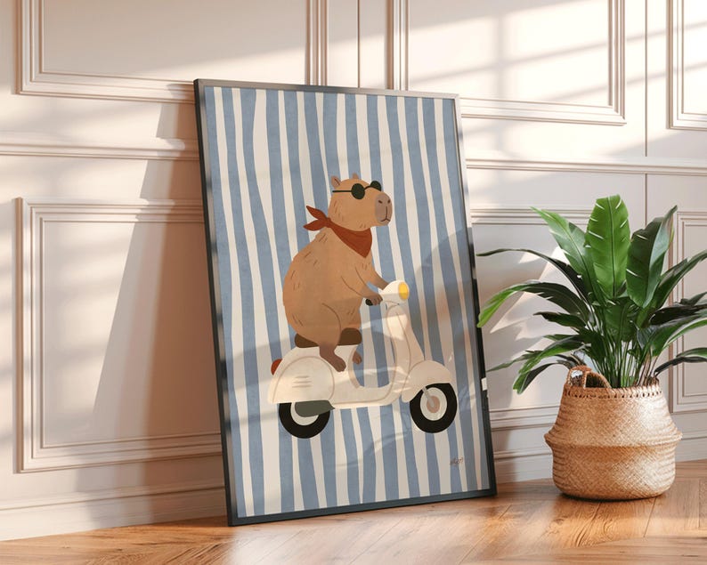 Pode incluir: Impress&atilde;o art&iacute;stica emoldurada com um capivara de desenho animado em uma scooter branca. O capivara usa &oacute;culos de sol e uma bandana vermelha em um fundo listrado azul e branco. Uma planta em vaso em uma cesta de vime tamb&eacute;m &eacute; vis&iacute;vel.