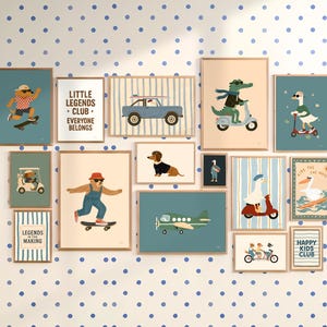 Puede incluir: Una colección de láminas artísticas enmarcadas con ilustraciones caprichosas de animales. Las láminas incluyen un oso en monopatín, un perro en un coche y un ganso en un scooter. También aparece el texto "Little Legends Club".