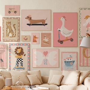 Puede incluir: Una pared de galería con varios cuadros en tonos rosa, beige y azul. Las ilustraciones incluyen un perro salchicha en monopatín, un ganso en patinete, un leopardo, un león, un barco y el texto Every Little Thing Is Gonna Be Alright.