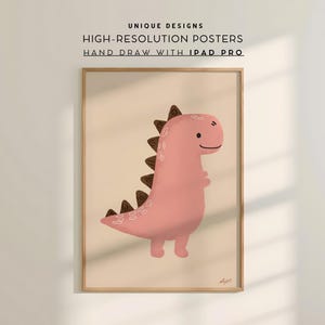 Pu&ograve; includere: Un poster incorniciato con un'illustrazione di dinosauro rosa e dettagli marroni. Il dinosauro ha un'espressione amichevole su uno sfondo beige chiaro. Il testo sul poster recita: "UNIQUE DESIGNS HIGH-RESOLUTION POSTERS HAND DRAW WITH IPAD PRO."