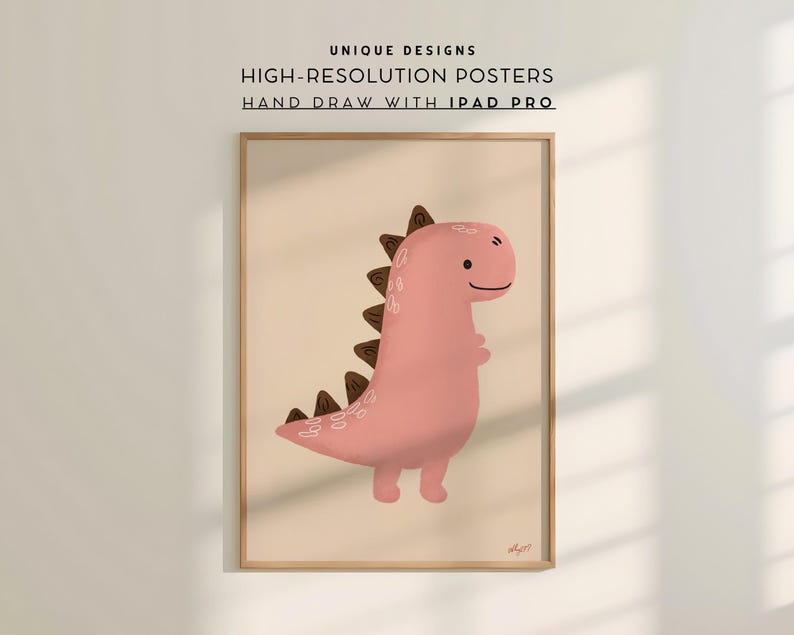 Pu&ograve; includere: Un poster incorniciato con un'illustrazione di dinosauro rosa e dettagli marroni. Il dinosauro ha un'espressione amichevole su uno sfondo beige chiaro. Il testo sul poster recita: "UNIQUE DESIGNS HIGH-RESOLUTION POSTERS HAND DRAW WITH IPAD PRO."