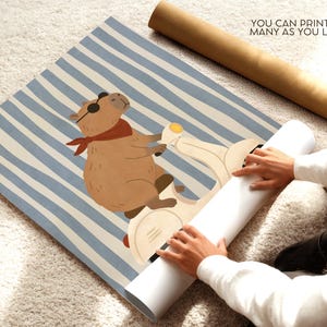 Pode incluir: Ilustra&ccedil;&atilde;o de um capivara numa scooter creme sobre um fundo listrado azul e branco. O capivara usa &oacute;culos de sol e um len&ccedil;o vermelho. O texto "YOU CAN PRINT AS MANY AS YOU LIKE" &eacute; vis&iacute;vel.