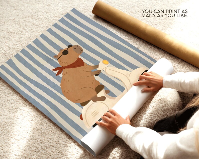 Pode incluir: Ilustra&ccedil;&atilde;o de um capivara numa scooter creme sobre um fundo listrado azul e branco. O capivara usa &oacute;culos de sol e um len&ccedil;o vermelho. O texto "YOU CAN PRINT AS MANY AS YOU LIKE" &eacute; vis&iacute;vel.