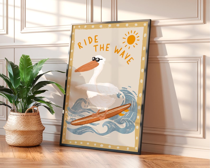 K&ouml;nnte beinhalten: Ein wei&szlig;er Pelikan mit Sonnenbrille reitet auf einem Surfbrett auf einer blauen Welle. Der Text "RIDE THE WAVE" ist in Gelb auf einem beigefarbenen Hintergrund geschrieben.