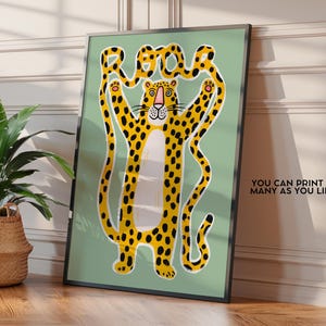 K&ouml;nnte beinhalten: Ein gr&uuml;ner Hintergrund mit einer gelben und schwarzen Leoparden-Druckillustration. Der Leopard h&auml;lt ein Seil, auf dem in gelber und schwarzer Schrift "Roar" steht. Der Text "You can print as many as you like." steht in schwarzer Schrift unten rechts im Bild.