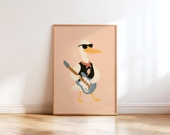Può includere: Stampa artistica incorniciata raffigurante un pellicano dei cartoni animati con occhiali da sole, un gilet nero con un fulmine e una bandana rossa. Il pellicano tiene in mano una chitarra blu. Lo sfondo è rosa chiaro.