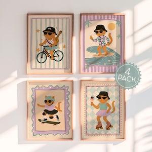 Könnte beinhalten: Vier gerahmte Kunstdrucke mit einer Cartoon-Katze mit Sonnenbrille, die verschiedenen Aktivitäten nachgeht. Die Katze ist beim Fahrradfahren, Surfen, Skateboarden und Rollschuhlaufen dargestellt. Jeder Druck hat einen einzigartigen Hintergrund in Pastellfarben und einen dekorativen Rahmen.