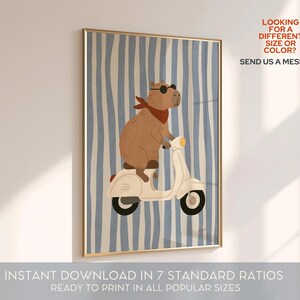 Pode incluir: Uma impress&atilde;o art&iacute;stica emoldurada com uma capivara numa scooter branca, contra um fundo de riscas verticais azuis e brancas. A capivara usa &oacute;culos de sol e um len&ccedil;o vermelho. O texto na impress&atilde;o diz: "LOOKING FOR A DIFFERENT SIZE OR COLOR? SEND US A MESSAGE!" e "INSTANT DOWNLOAD IN 7 STANDARD RATIOS READY TO PRINT IN ALL POPULAR SIZES."
