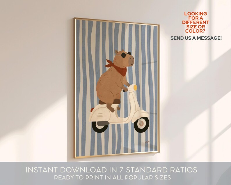 Pode incluir: Uma impress&atilde;o art&iacute;stica emoldurada com uma capivara numa scooter branca, contra um fundo de riscas verticais azuis e brancas. A capivara usa &oacute;culos de sol e um len&ccedil;o vermelho. O texto na impress&atilde;o diz: "LOOKING FOR A DIFFERENT SIZE OR COLOR? SEND US A MESSAGE!" e "INSTANT DOWNLOAD IN 7 STANDARD RATIOS READY TO PRINT IN ALL POPULAR SIZES."
