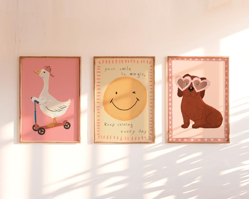 Pu&ograve; includere: Tre stampe artistiche incorniciate con un tema stravagante. Uno presenta un'oca su uno scooter, un altro una faccia sorridente con testo e l'ultimo un cane con occhiali da sole a forma di cuore. Ogni stampa ha uno sfondo rosa.