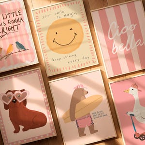 Pu&ograve; includere: Una collezione di stampe artistiche incorniciate con illustrazioni e testo stravaganti. Una stampa presenta il testo "EVERY LITTLE THING IS GONNA BE ALRIGHT" con uccelli su un ramo. Altre stampe includono una faccina sorridente, un bassotto con occhiali a forma di cuore e un orso con una tavola da surf.