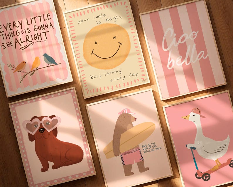 Pu&ograve; includere: Una collezione di stampe artistiche incorniciate con illustrazioni e testo stravaganti. Una stampa presenta il testo "EVERY LITTLE THING IS GONNA BE ALRIGHT" con uccelli su un ramo. Altre stampe includono una faccina sorridente, un bassotto con occhiali a forma di cuore e un orso con una tavola da surf.