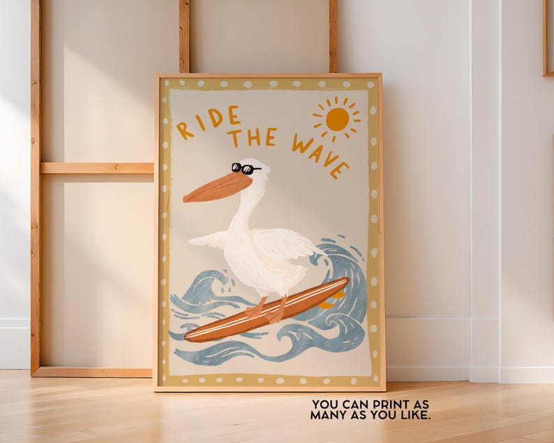 K&ouml;nnte beinhalten: Ein wei&szlig;er Pelikan mit Sonnenbrille surft auf einer blauen Welle mit einem gelben Surfbrett. Der Text "RIDE THE WAVE" ist in gelben Buchstaben auf einem beigefarbenen Hintergrund geschrieben.