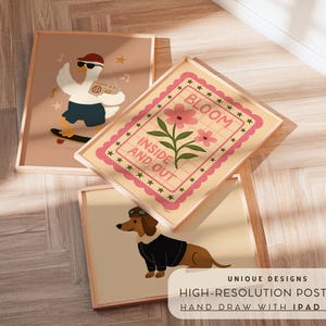 Op de afbeelding: Drie ingelijste posters met grillige illustraties. E&eacute;n toont een gans op een skateboard, een andere heeft een bloemenontwerp met de tekst "BLOOM INSIDE AND OUT", en de derde toont een teckel met een bril. De posters zijn gelabeld "UNIQUE DESIGNS, HIGH-RESOLUTION POSTERS, HAND DRAW WITH IPAD PRO".