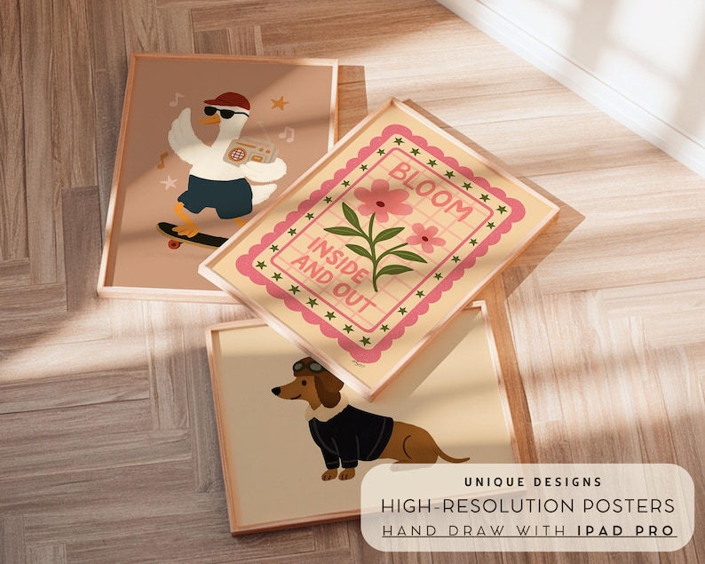 Op de afbeelding: Drie ingelijste posters met grillige illustraties. E&eacute;n toont een gans op een skateboard, een andere heeft een bloemenontwerp met de tekst "BLOOM INSIDE AND OUT", en de derde toont een teckel met een bril. De posters zijn gelabeld "UNIQUE DESIGNS, HIGH-RESOLUTION POSTERS, HAND DRAW WITH IPAD PRO".