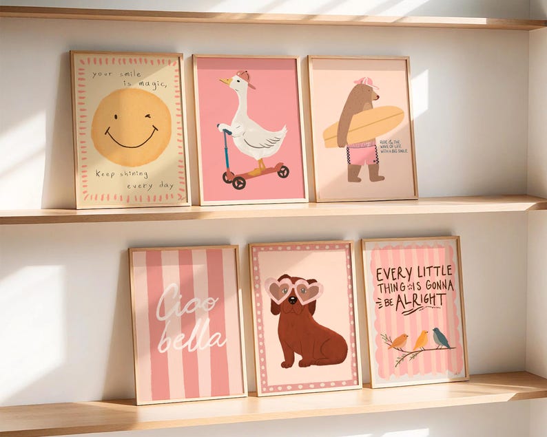 Pu&ograve; includere: Una collezione di stampe artistiche incorniciate con illustrazioni stravaganti. Le stampe includono un sole sorridente, un'oca su uno scooter, un orso con una tavola da surf, un cane con occhiali a forma di cuore e citazioni ispiratrici. La tavolozza dei colori &egrave; rosa e giallo tenui.