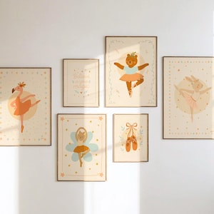 Puede incluir: Una colección de láminas enmarcadas con ilustraciones de temática ballet. Las láminas muestran un flamenco, un oso, un conejo y un hada en poses de ballet, zapatillas de ballet y el texto "Believe in your magic". Las ilustraciones son en colores pastel suaves.