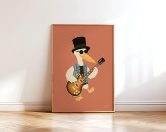 Può includere: Stampa artistica incorniciata con un pellicano dei cartoni animati che suona una chitarra elettrica marrone. Il pellicano indossa un cappello a cilindro nero, occhiali da sole e un gilet di jeans. Lo sfondo è arancione tenue e la cornice è marrone chiaro.