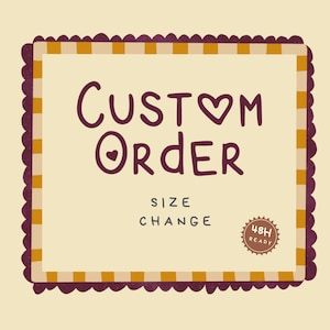 Puede incluir: Un letrero rectangular con fondo crema y borde decorativo. El letrero dice "CUSTOM ORDER" en escritura morada oscura, con un símbolo de corazón. Debajo, dice "SIZE CHANGE". Una pequeña insignia indica "48H READY".