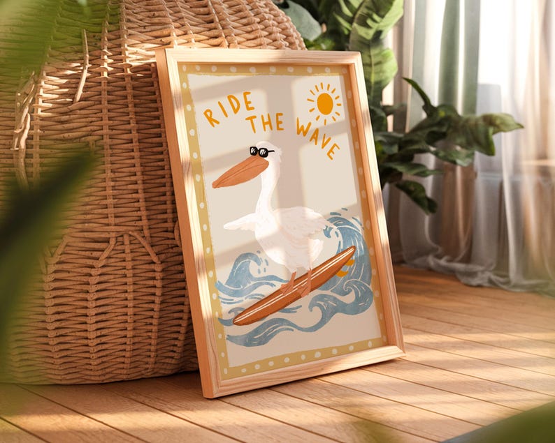 K&ouml;nnte beinhalten: Eine gerahmte Illustration eines Pelikans mit Sonnenbrille, der auf einem Surfbrett auf einer Welle reitet. Der Text "Ride the Wave" steht &uuml;ber dem Pelikan.