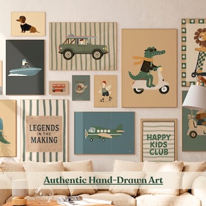 Puede incluir: Una colección de láminas artísticas enmarcadas con ilustraciones de animales caprichosas. La obra de arte incluye un perro salchicha, un cocodrilo en un scooter, un león en un scooter y un perro conduciendo un carrito de golf. La paleta de colores incluye tonos de verde, beige y azul.