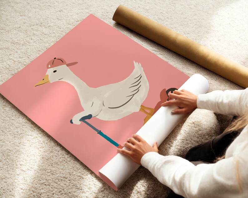 Pu&ograve; includere: Un poster rosa con un'illustrazione stravagante di un'oca con un berretto da baseball e uno scooter. L'oca &egrave; bianca con becco giallo e zampe arancioni. Un poster arrotolato &egrave; accanto al poster rosa.