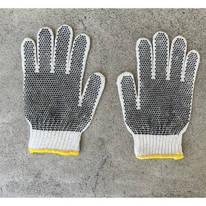 Puede incluir: Un par de guantes de trabajo blancos con agarres de puntos negros en las palmas y los dedos. Los pu&ntilde;os son blancos con un ribete amarillo. Los guantes est&aacute;n dise&ntilde;ados para agarre y protecci&oacute;n.