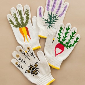Puede incluir: Cuatro pares de guantes de jardiner&iacute;a de punto blanco con dise&ntilde;os bordados coloridos. Un par presenta una zanahoria, otro lavanda, un tercero un r&aacute;bano y el &uacute;ltimo una abeja con flores. Cada guante tiene un ribete amarillo.