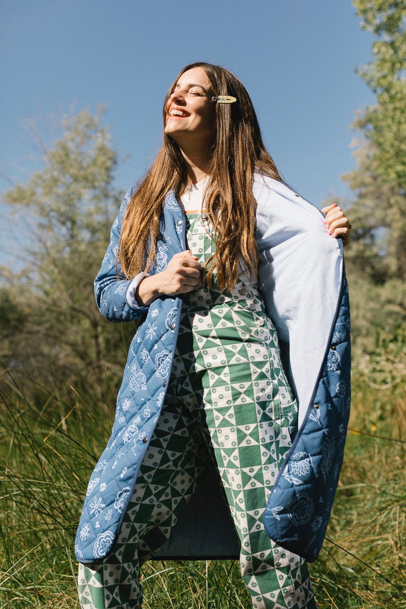 Il cappotto trapuntato di Pechino Floreale blu immagine 6