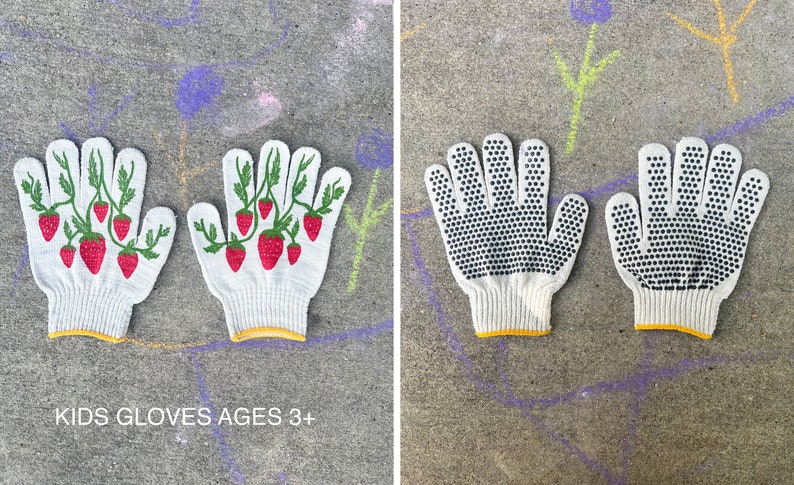 Puede incluir: Dos pares de guantes de trabajo de algod&oacute;n blanco. Un par tiene un dise&ntilde;o de fresa y el otro par tiene puntos negros. Los guantes tienen un ribete amarillo y el texto "KIDS GLOVES AGES 3+" est&aacute; impreso debajo de los guantes.