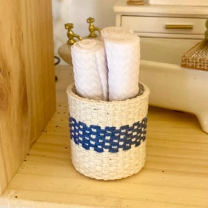1:12 Scale Dollhouse Laundry Hamper with Towels – Miniature Bathroom Storage Decor