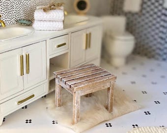 Houten miniatuurbank, kruk of tafel, poppenhuismeubilair: schaal 1:12