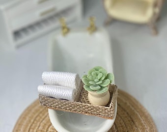 Bandeja de baño en miniatura con toallas y suculentas, casa de muñecas a escala 1:12