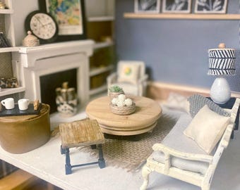 Houten miniatuurkruk, poppenhuismeubilair schaal 1:12, rustieke boerderij bijzettafel, minibankje, poppenhuisdecor, handgeschilderd miniatuur