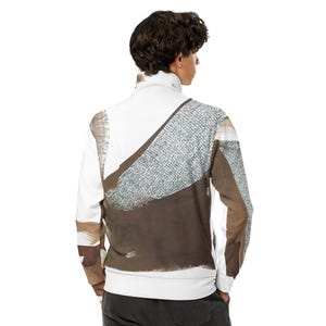 Könnte beinhalten: Weiße Jacke mit Reißverschluss, hohem Kragen und langen Ärmeln. Die Rückseite hat ein abstraktes Design in Braun und Grau. Die Jacke hat eine moderne, künstlerische Ästhetik mit einer Mischung aus Texturen und Farben.