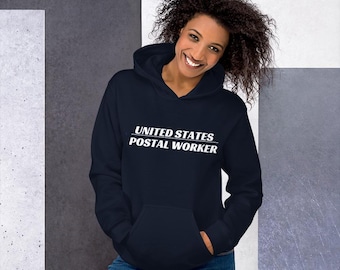 Puede incluir: Una sudadera con capucha azul marino con el texto "UNITED STATES POSTAL WORKER" en blanco.