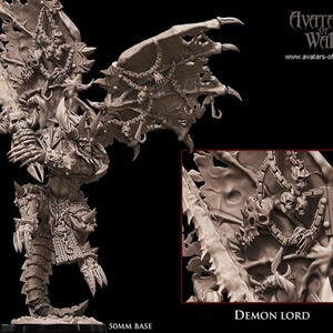 Peut inclure: Une figurine en résine marron non peinte représentant un Seigneur Démon avec de grandes ailes, des cornes, une queue épineuse et une épée massive. Les détails incluent des chaînes et des crânes. Texte : Avatars of War et 50mm base.