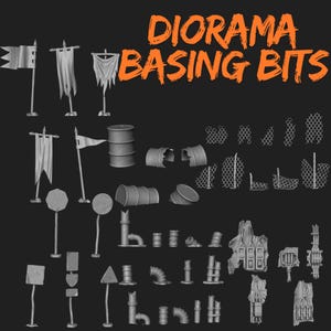 Op de afbeelding: Een verzameling miniatuur diorama basisstukken, waaronder vlaggen, vaten, borden, gaashekken en pijpen. De tekst "DIORAMA BASING BITS" is in oranje weergegeven. Deze grijze plastic onderdelen zijn voor modelbouwprojecten.
