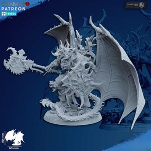 Puede incluir: Una miniatura de resina gris claro de un guerrero demonio alado sobre una base circular. La figura tiene grandes alas de murciélago, cuernos y armadura, sosteniendo un escudo circular con púas y un hacha. El texto incluye Chamak Patreon Tribes.